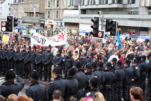 Протест антиглобалистов в Эдинбурге перед саммитом Большой восьмёрки